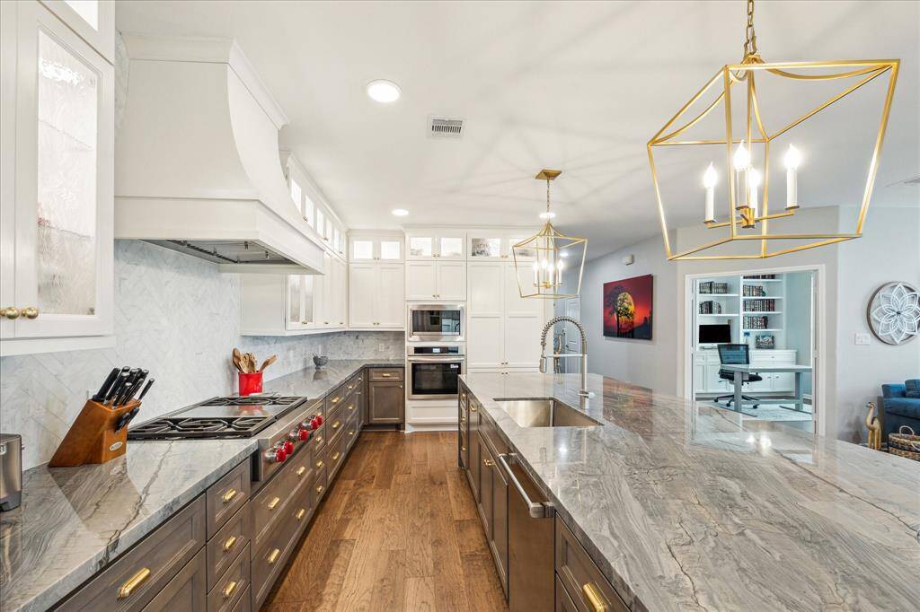 This view of the kitchen highlights the upper and lower cabinets, all with soft closing doors and drawers. The corner cabinets have a Lazy Susan to capitalize on storage space.