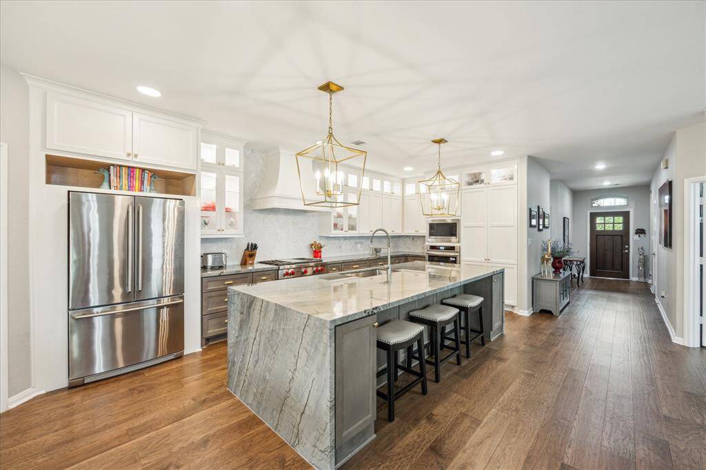 With the nice bar stool seating, your resident chef can entertain guests while preparing his food specialities.
