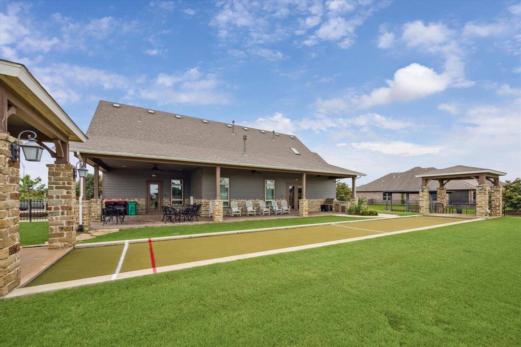 The community offers a welcoming and vibrant atmosphere for all residents to enjoy. Neighbors can mingle in the clubhouse with other members of the community as well as attend holiday parties, social events, and other functions that bring people together in a friendly setting.