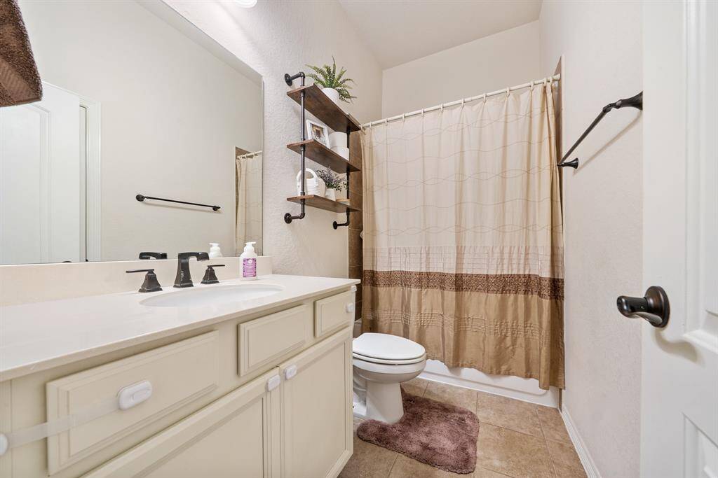 Guest bathroom with shower/tub combo