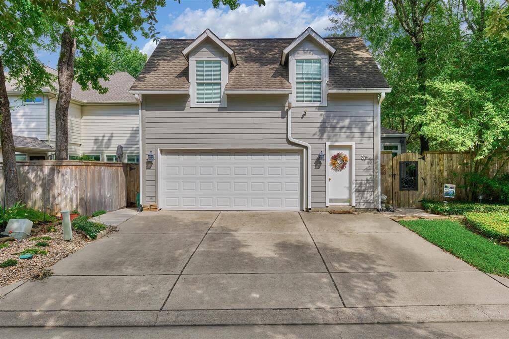 Rear-entry garage off quaint lane behind Ivy Garden. Note the apartment over the garage.
