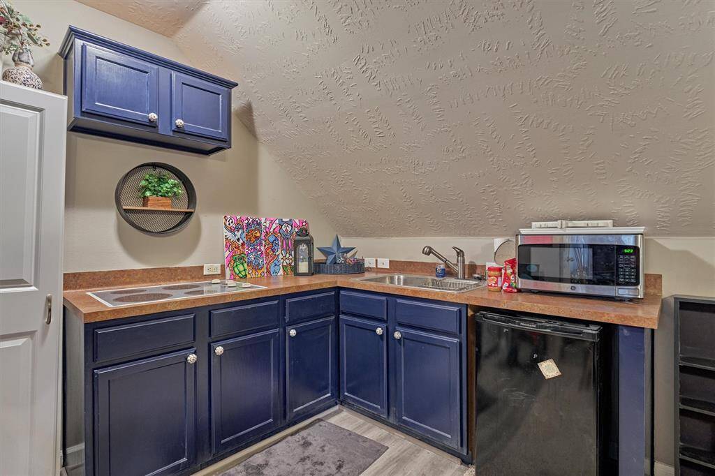 Yes, you can cook here!  Electric cooktop, mini fridge, microwave, sink, and cabinets for everything you need!