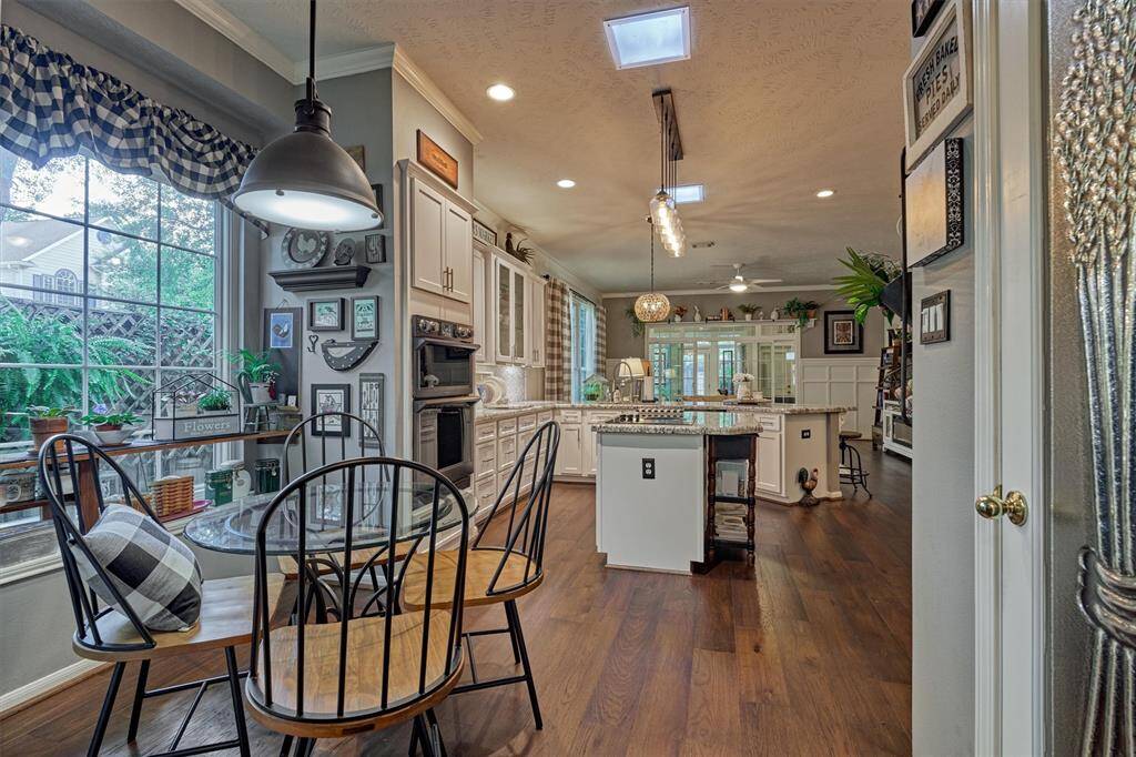 Sunny breakfast room overlooks the tranquil greenery outdoors!