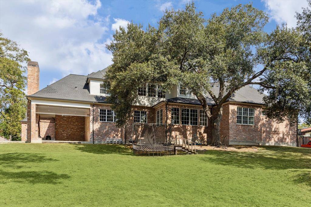 Expansive 32,500sf lot boasts huge fenced backyard with stunning views of Buffalo Bayou!