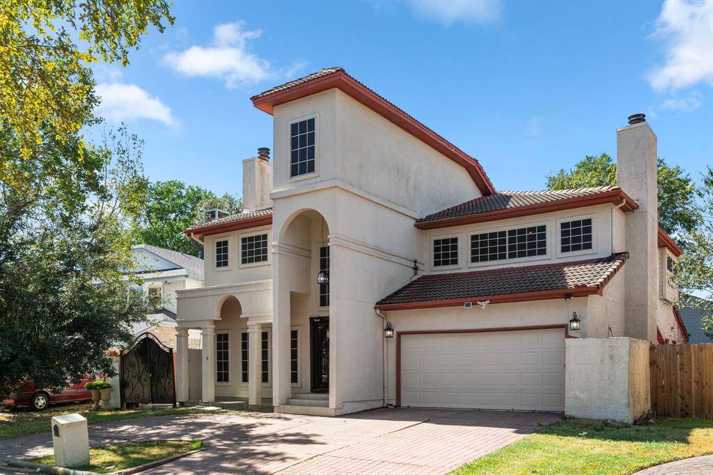 Half circle driveway for conveniently enter and exit