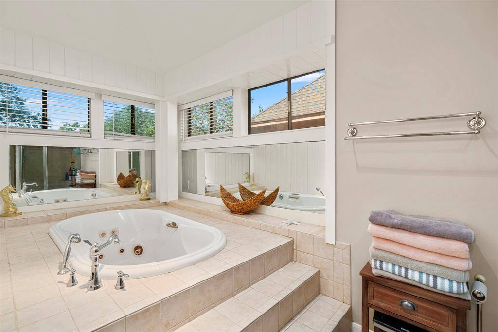 Jacuzzi tub with steps leading up to it