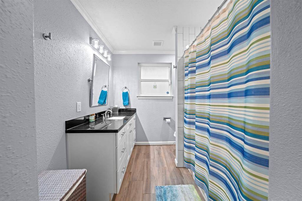 Secondary bathroom shared between the 2 secondary bedrooms