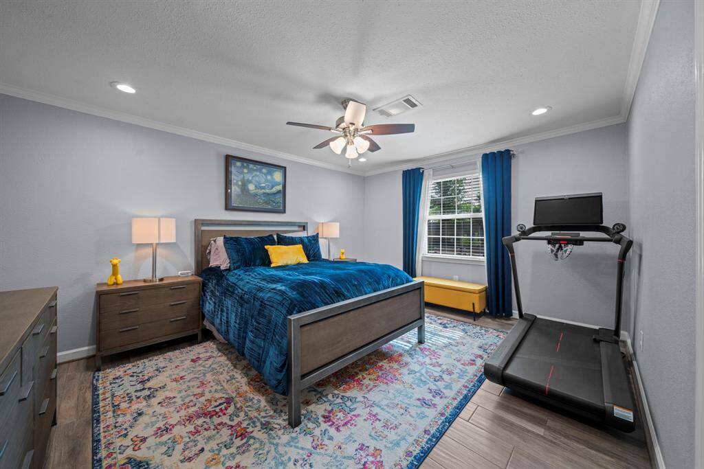Secondary bedroom with views of the backard