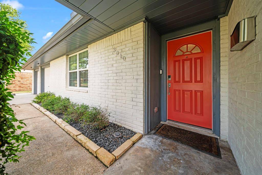 Gorgeous single story home minutes away from the Houston Heights