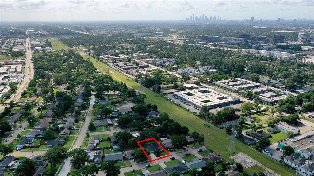 Minutes from downtown and the galleria area