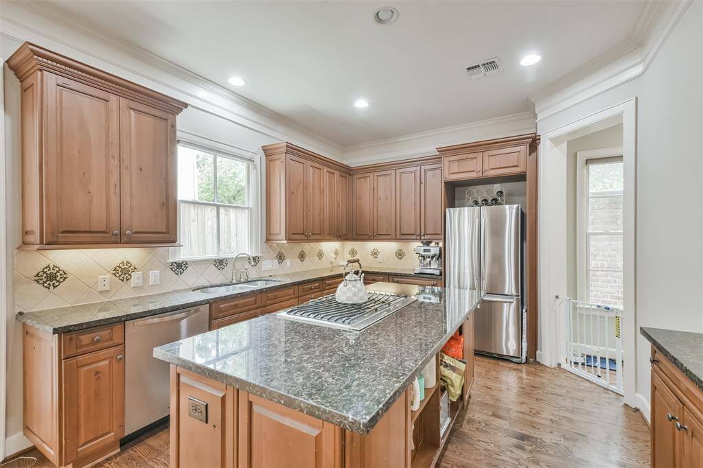 This beautifully appointedkitchen boasts generouscabinetry and counter spacetopped with granite, offeringabundant prep space andstorage.