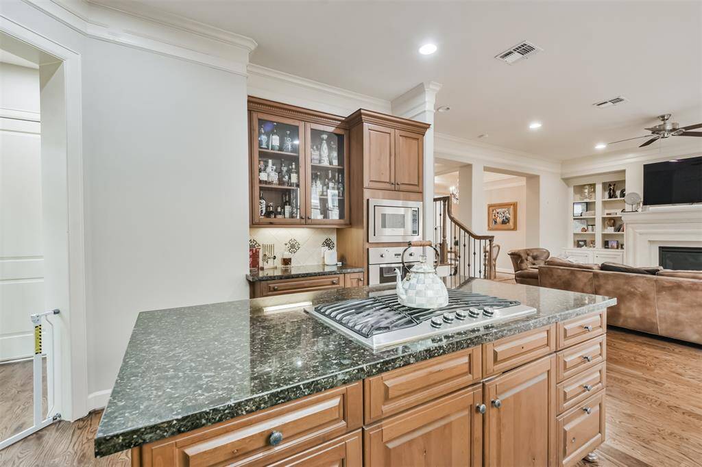 The kitchen island with built-ingas cooktop is perfect forpreparing meals while enjoyingthe view into the main livingspace. Also revealed is the drybar that can double as a coffeenook.