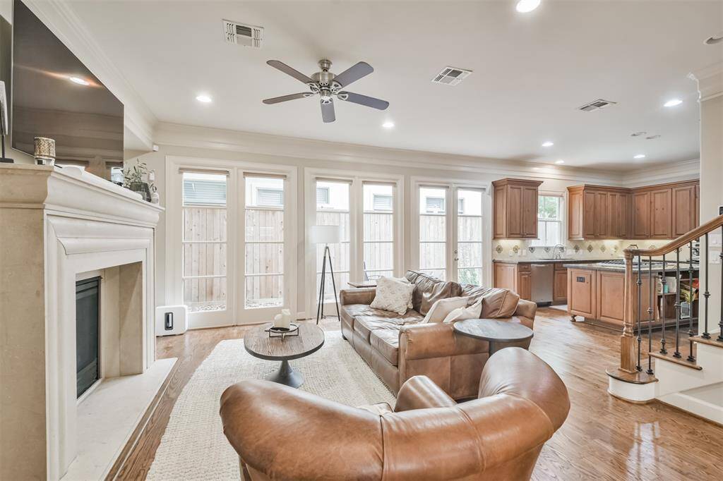 Step into the spacious and sunlitliving area with floor-to-ceilingwindows, custom millwork, andeffortless access to the gourmetkitchen.