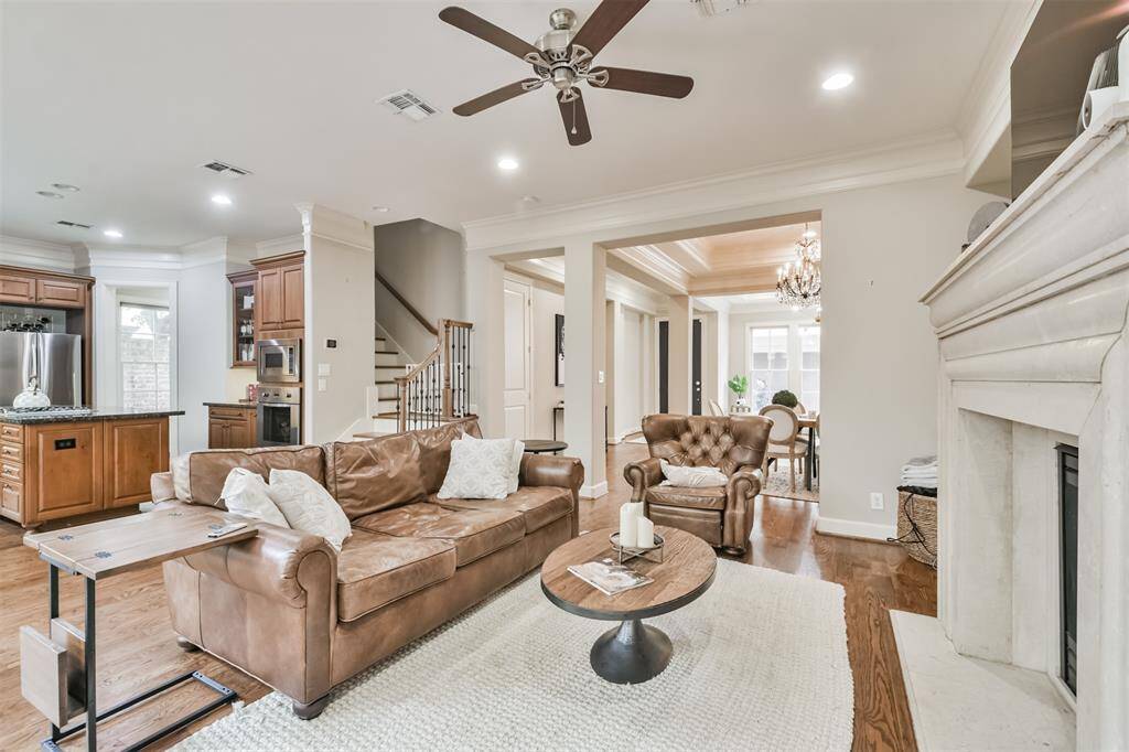The living room boasts an openconcept layout that seamlesslyflows into the kitchen and diningareas. The cozy fireplace andstone surround anchors thisspace.