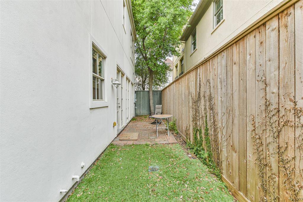 Private side yard retreat with acozy paved seating area andlow-maintenance landscaping,offering a quiet escape or spacefor a morning coffee.