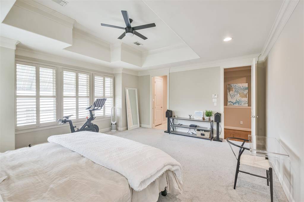 This expansive primary bedroomoffers plenty of space andflexibility for a peaceful sitting orexercise area with large windowscovered with plantation shutters.The ensuite bathroom completesthis space.