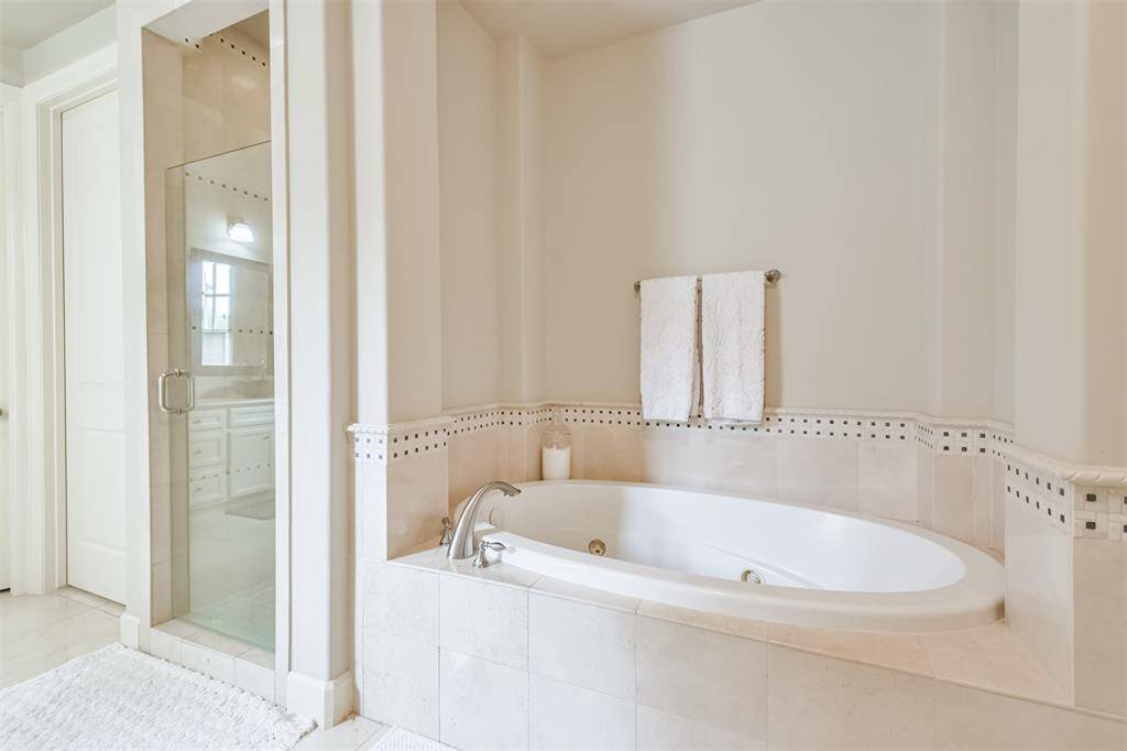 The oversized tub is perfect forunwinding, accented by tile trimand space for bath essentials.
