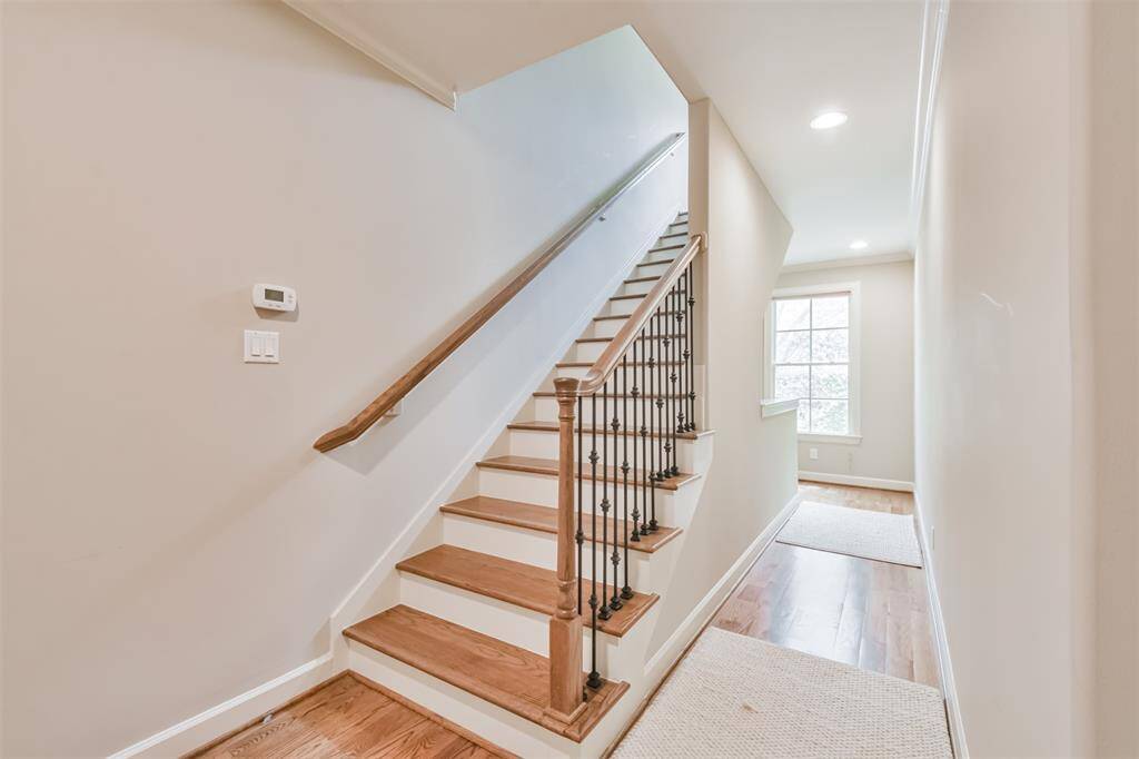 Elegant wood treads andwrought iron spindles highlightthe craftsmanship of thisbeautifully maintained stairwell.