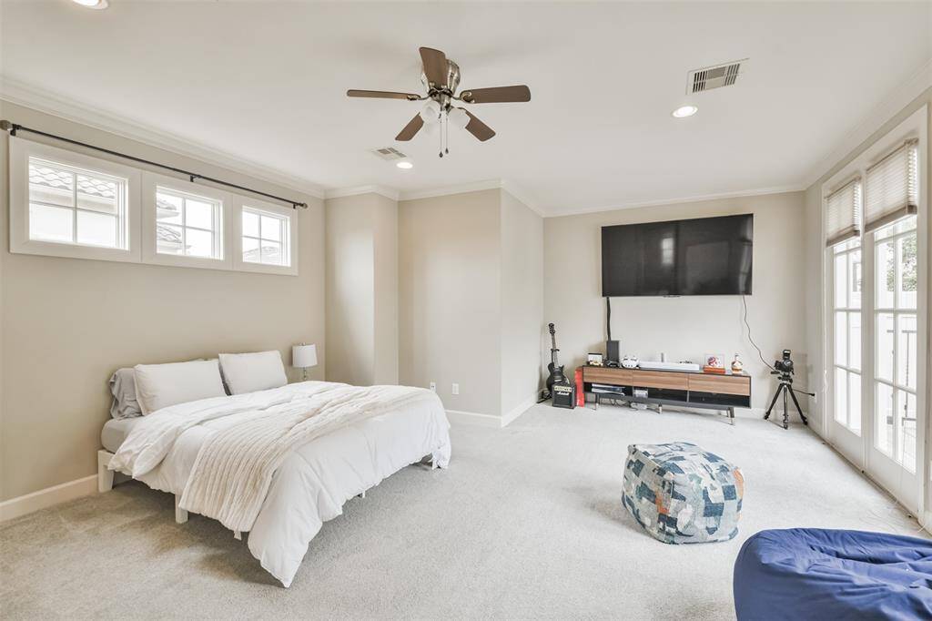 The third-floor bedroom is airyand open, offering access to therooftop deck via the doublefrench doors, recessed lighting,and neutral tones that create aserene ambiance.