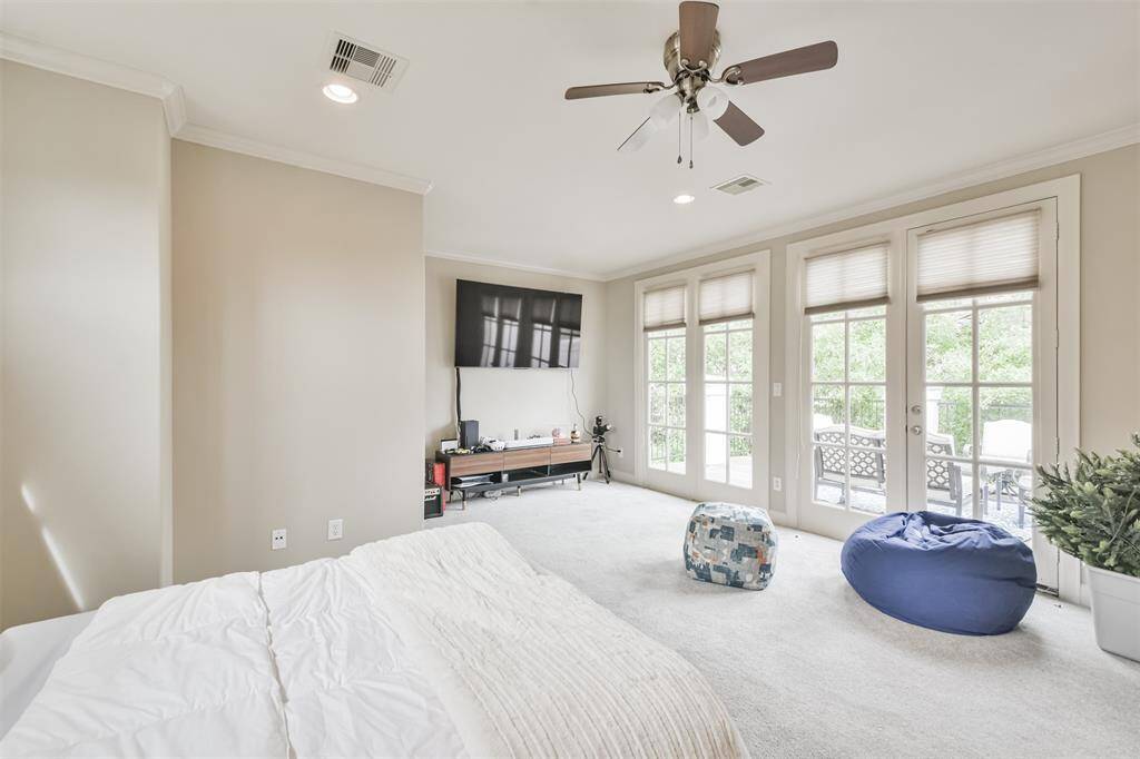 Complete with French doors tothe rooftop patio, a large wallmounted TV, and ample space tolounge, this room is perfect forboth relaxing and entertaining