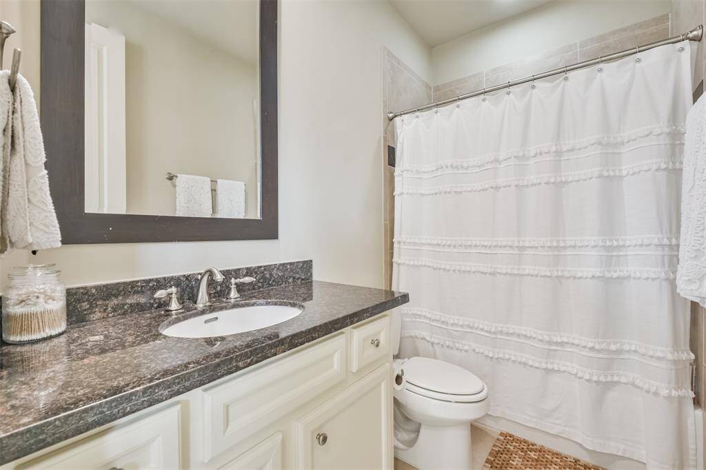 Features a granite countertop,sleek under-mount sink, andcrisp white cabinetry paired witha tiled shower/tub combo for atouch of charm.