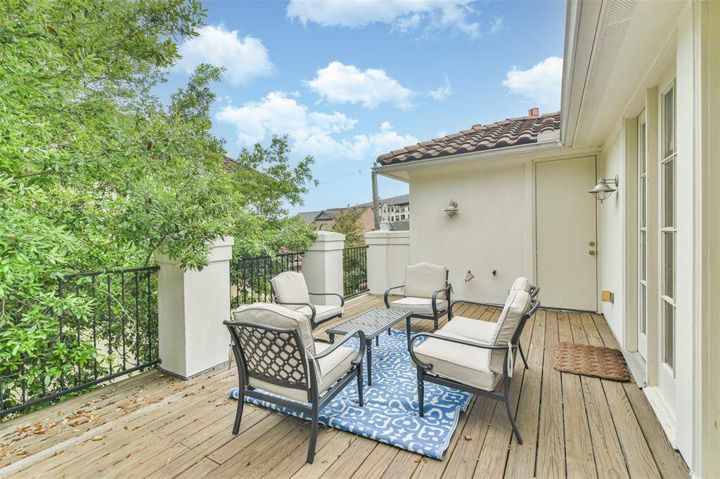 Enjoy relaxing or entertaining onthis generous deck space,complete with a charming bluepatterned rug and fourcushioned lounge chairs.