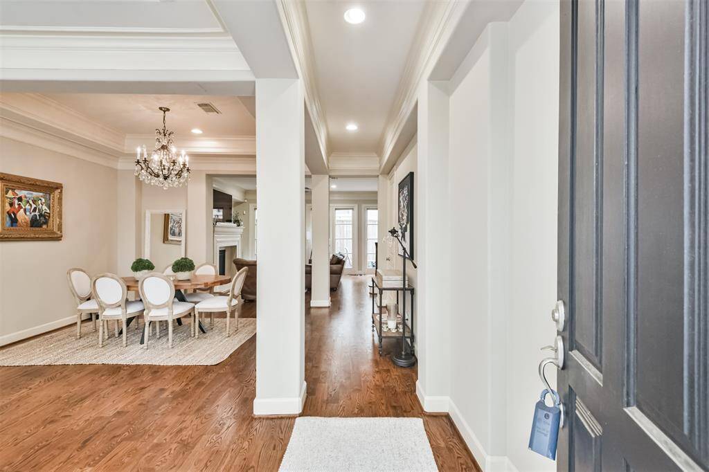 Guests are greeted through thespacious entryway with cleansightlines to the heart of thehome, highlighting the home’srefined finishes and thoughtfullayout.