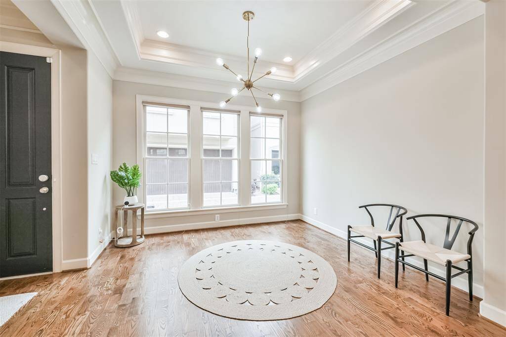 The sun-drenched sitting areanear the entry, enhanced by trayceilings and a modernchandelier, provides awelcoming first impression and acozy nook to relax.
