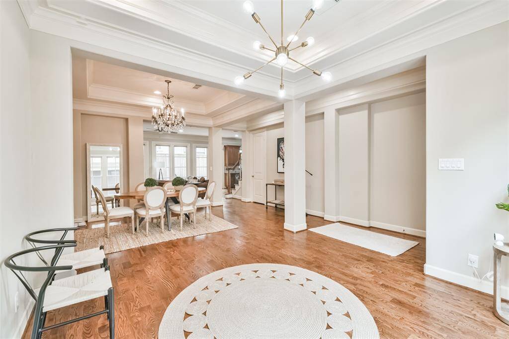 This bright and airy sitting areaoffers expansive windows,offering versatility for a homeoffice, play area, or a formalliving room.