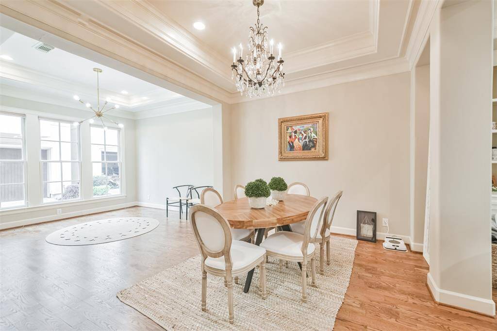 This sophisticated dining spaceis anchored by a stunningchandelier, tray ceiling, andpicture-frame molding, offeringan inviting ambiance for intimatedinners and festive gatherings.