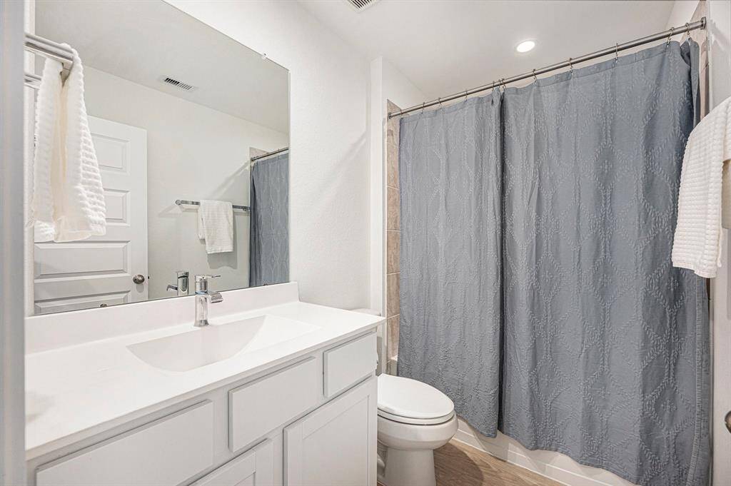 Full secondary bathroom situated between two bedrooms, providing easy access and convenience.