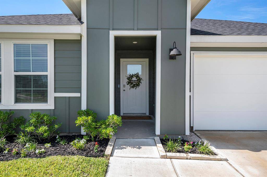 Covered front entry way.