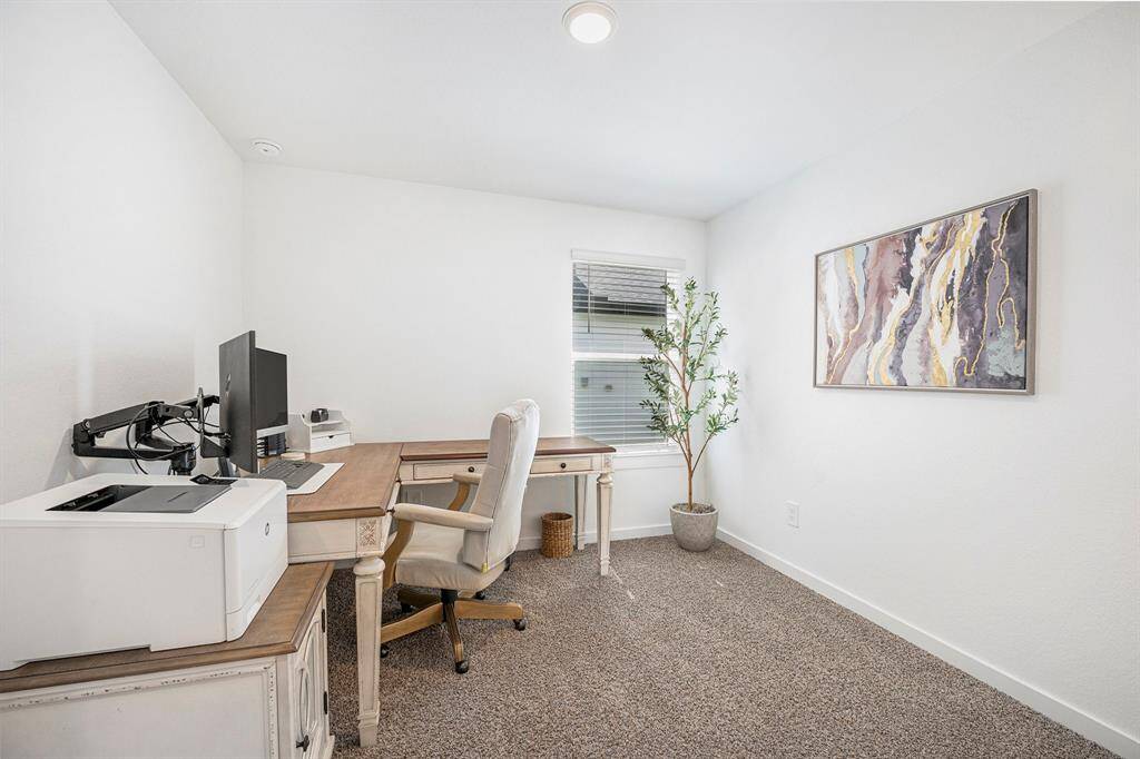 Thrive on order and organization! With a workspace so alluring, you might be more productive.
