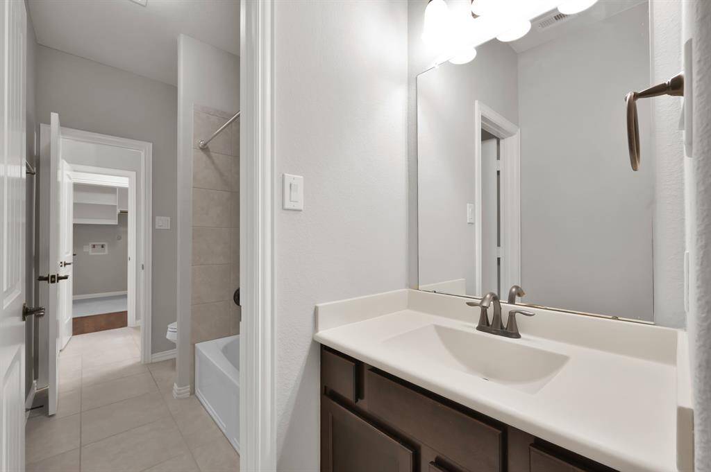 Jack & Jill bathroom services guest bedrooms.