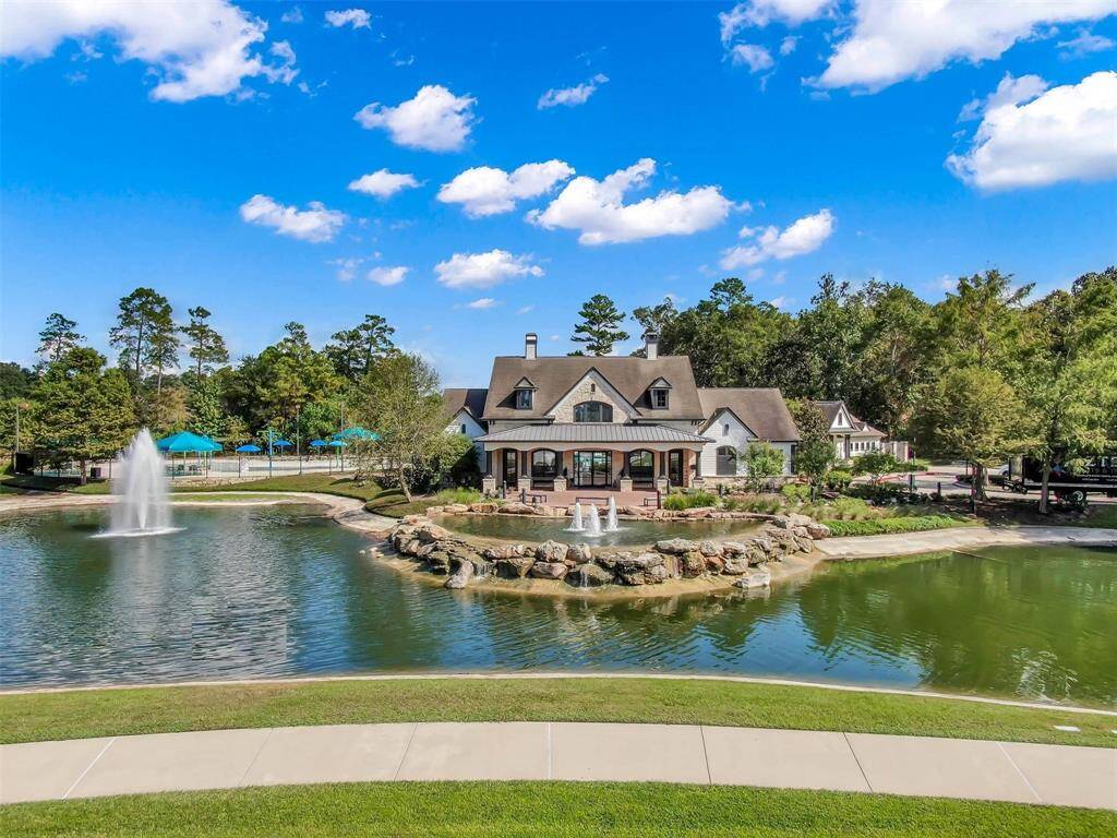 Private access to Recentlyrenovated Lake club