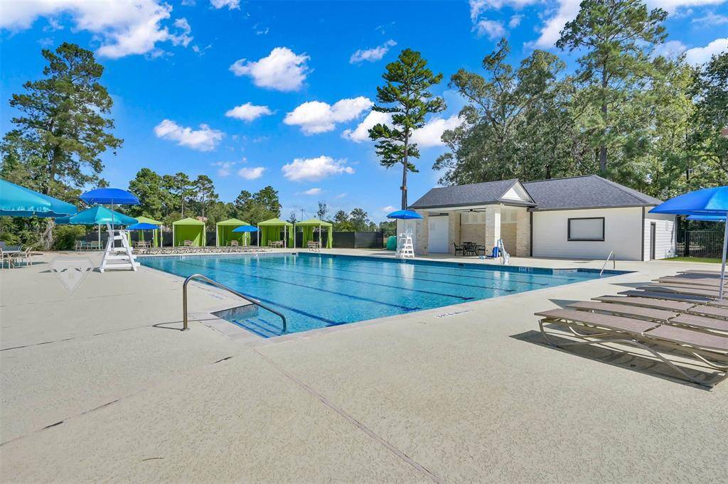 Lake club pool and splashpad