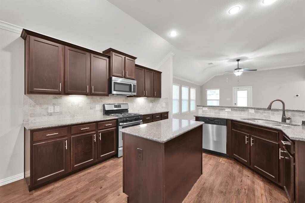 42" wood cabinets & granite counters offer plenty of storage and counter space.