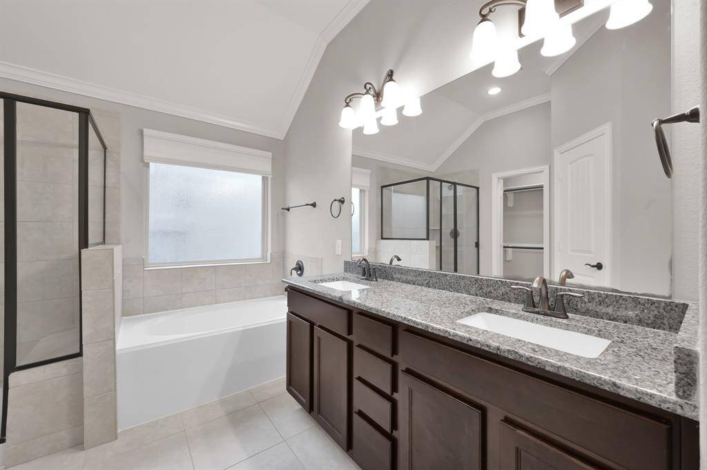 Master bath w/ his & hers sinks