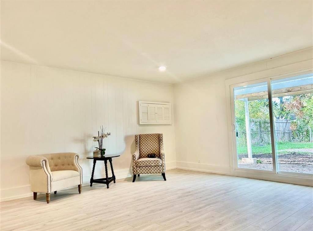 Back Huge Living Area or use as Primary