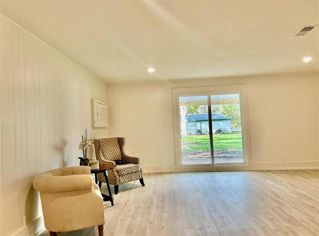 Back Huge Living Area or use as Primary