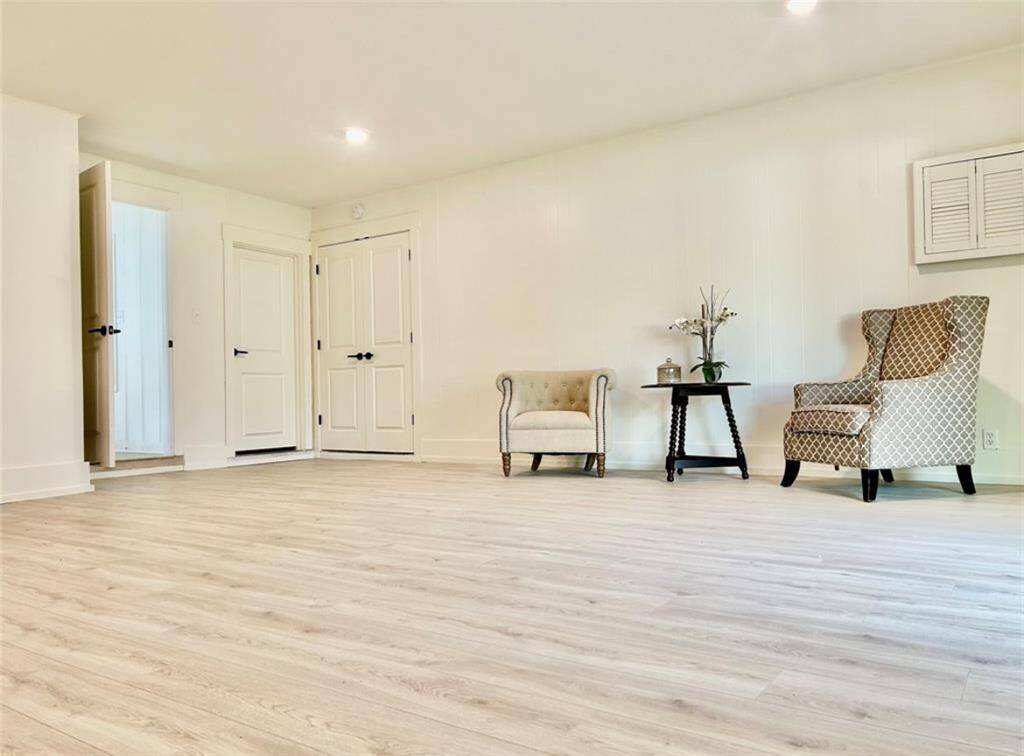 Back Huge Living Area or use as Primary