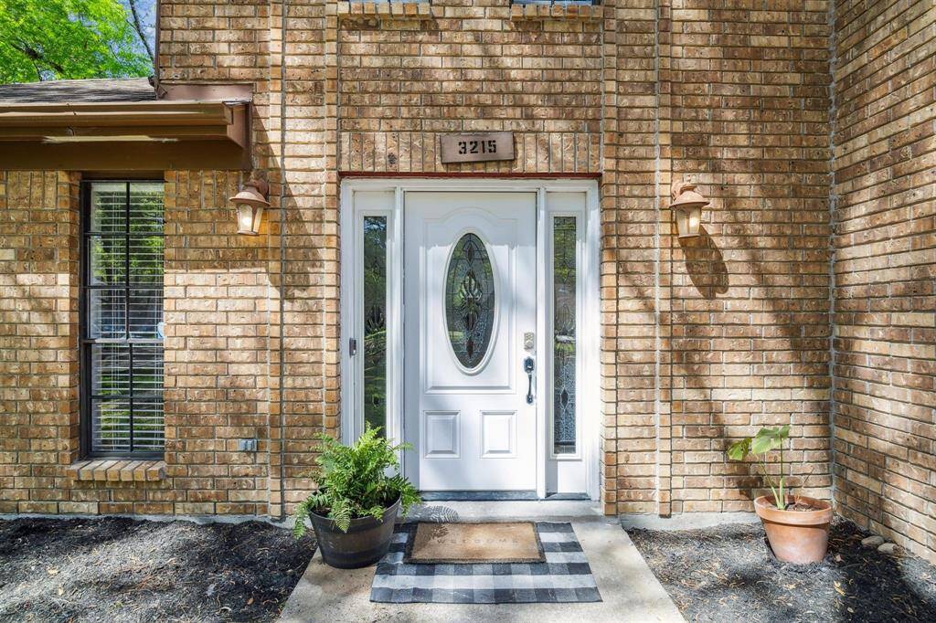 Come on into this 3 bedroom 2.5 bath 2-story open concept home!