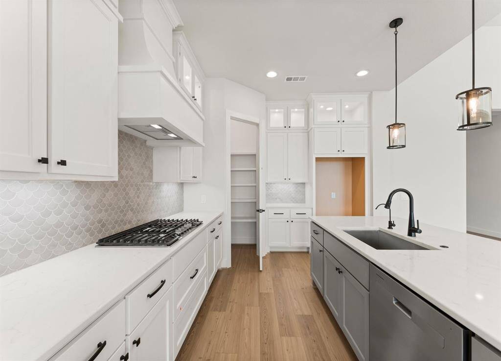 Walk-in Pantry, Cabinet Hardware, Gas Cooktop, and Vent to Exterior