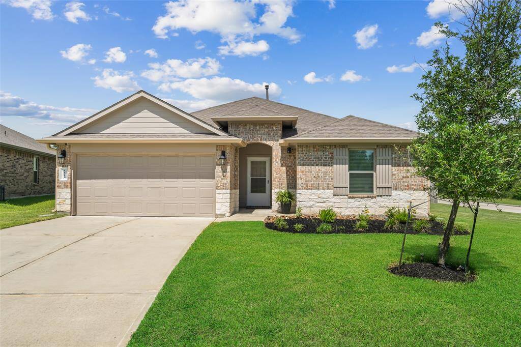 Beautiful 4/2/2 on large corner lot of a small culdesac conveniently located between The Woodlands and Conroe.