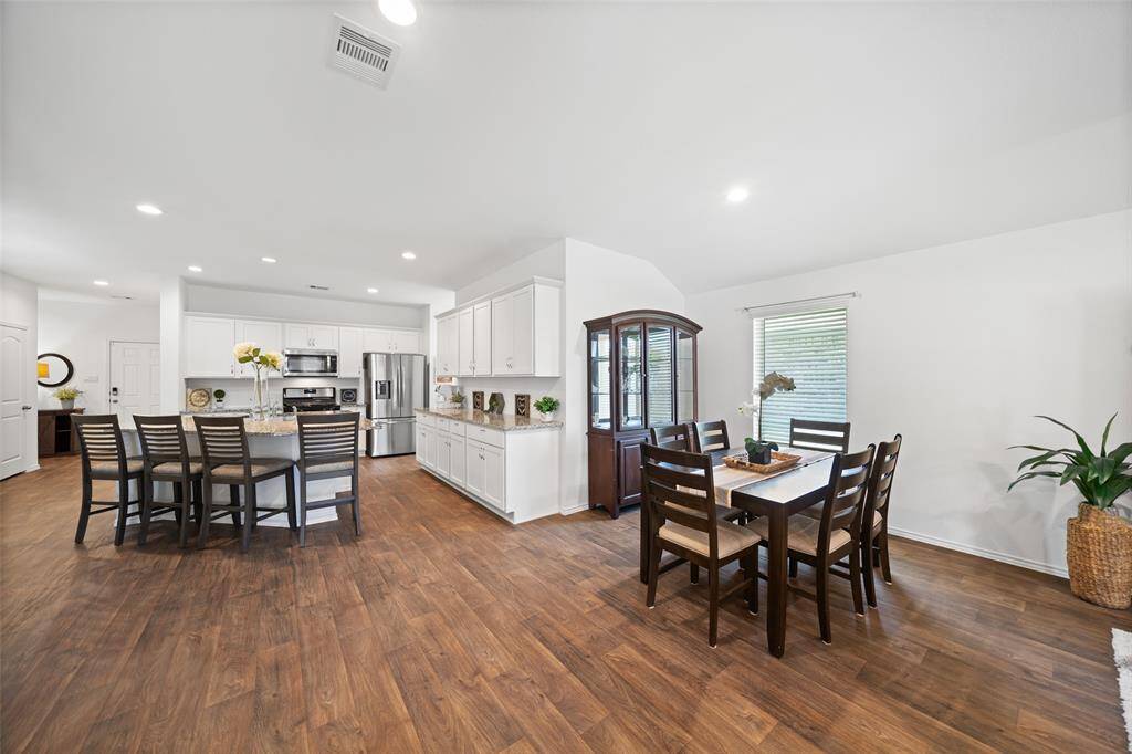 Open concept kitchen/dining area!!
