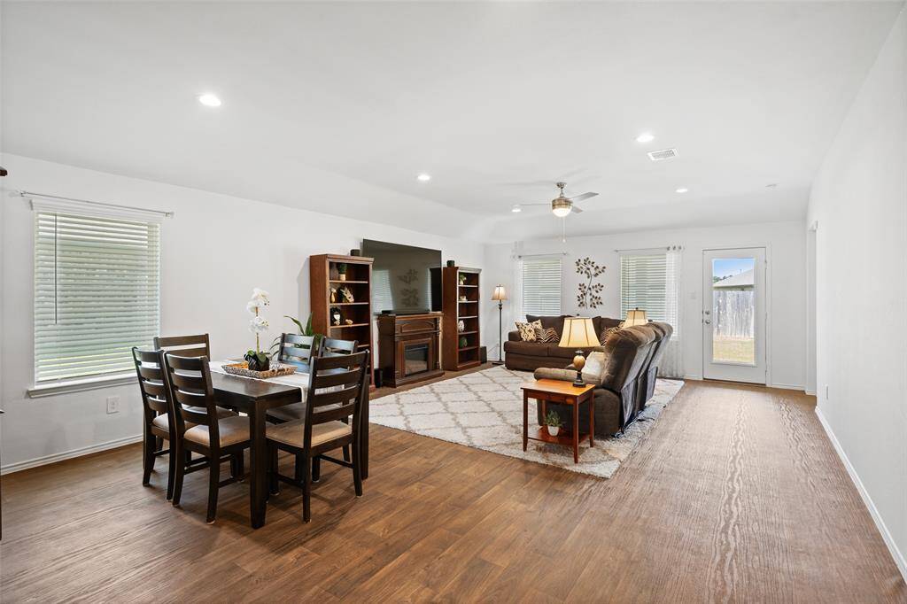 Large open area for entertaining!