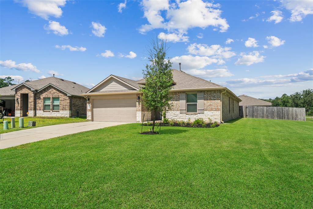 Great location with neighboring tree line, which is the back of Carl Barton Park for a fantastic view & convenient access to it's hiking trails & amenities.