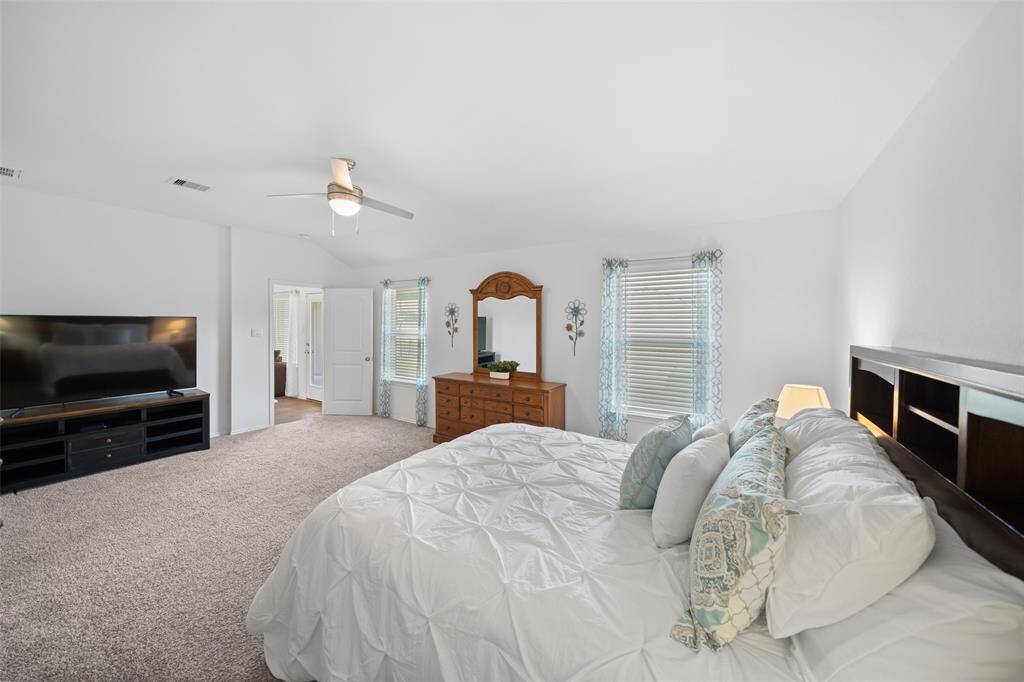 Spacious Primary Suite with sitting area!!