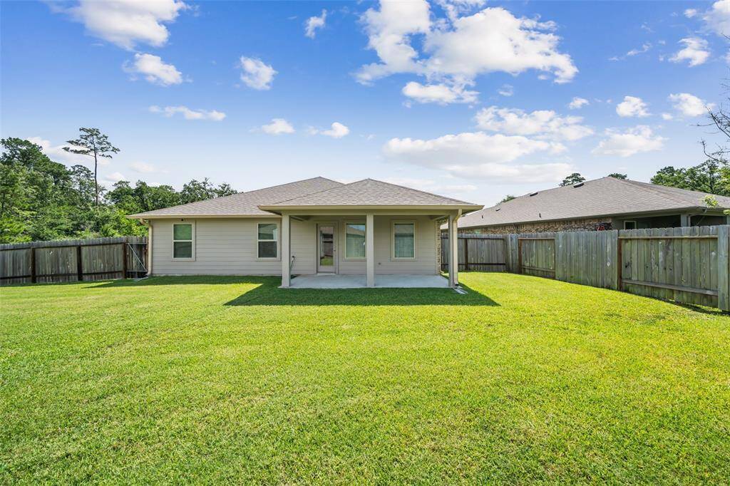 Huge backyard for your enjoyment