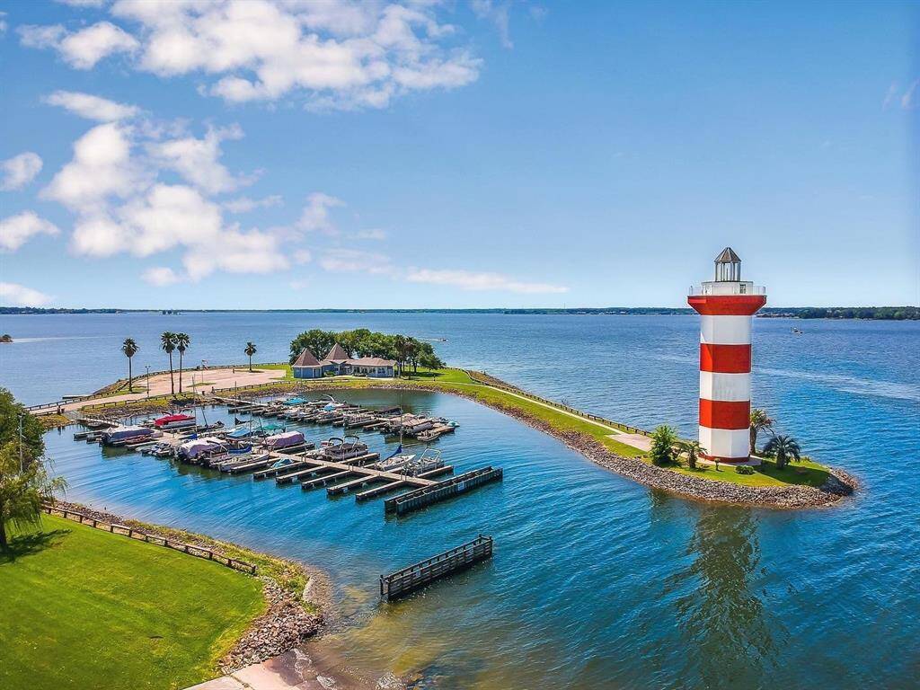 Lake Conroe nearby for boating activities